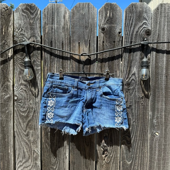 Lucky Brand Blue and White Floral Embroidered Shorts Mid Rise 3” inseam raw hem - Picture 1 of 12